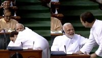 राहुल गांधींच्या 'जादू की झप्पी'चा सोशल मीडियात 'कीस'! 