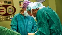 धक्कादायक ! ८ वर्षांच्या मुलीच्या डोक्यात शंभरहून जास्त किडे, डॉक्टरही हैराण 