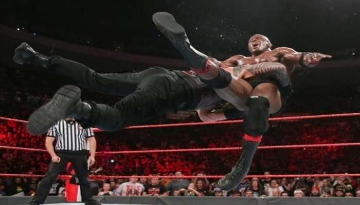 WWE: रोमन रेन्सच्या &#039;सुपर पंच&#039;पुढे बॉबी लॅश्ले गारद (व्हिडिओ)