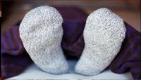 ओले सॉक्स घालून झोपण्याचे '३' आश्चर्यकारक फायदे!
