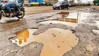ठाण्यातील रस्त्यांवर खड्ड्यांचा ठिय्या
