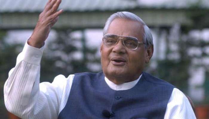 'आडवाणी नवरदेव आहेत, दिल्लीचं सरकार लग्न करून आणायचंय'
