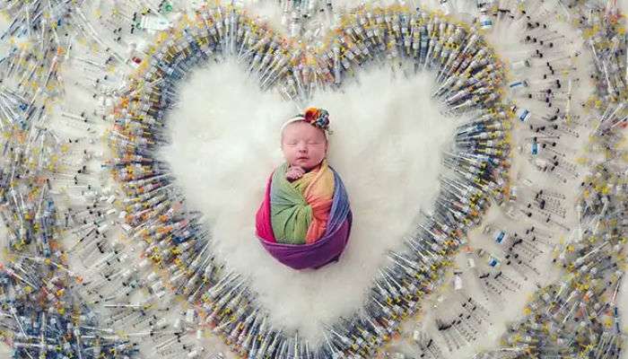 आई-वडिलांनी ७० हजार इंजेक्शनच्या सुईसोबत बाळाचा फोटो काढला कारण...