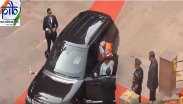पंतप्रधान नरेंद्र मोदी गाडीत बसल्यावर पहिलं काय करतात?
