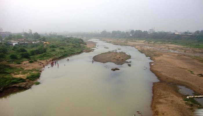 प्राण्यांच्या टाकाऊ अवशेषांची नदीत विल्हेवाट, नागरिक संतप्त