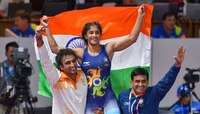 फोटोज :'गोल्डन गर्ल' विनेश फोगाटने विमानतळावरच केला साखरपुडा