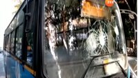 पुण्यात आंदोलकांनी बस फोडली