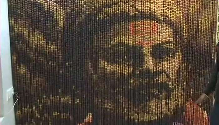१४ हजार रुद्राक्ष, २८ रंग वापरून साकारले शिवाजी महाराज