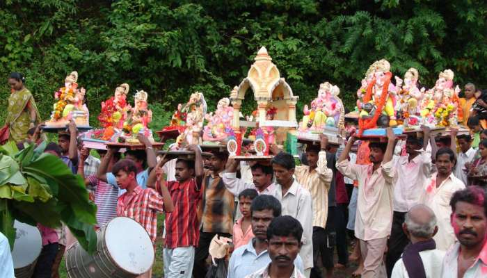 कोकणात पारंपरिक पद्धतीनं बाप्पाचं आगमन, चाकरमान्यांची हजेरी