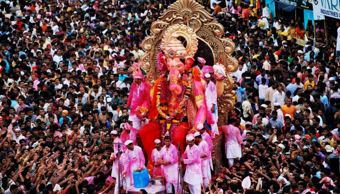 लालबागचा राजाच्या मिरवणुकीत चोरांचा सुळसुळाट; तक्रारीसाठी पोलीस ठाण्याबाहेर रांगा