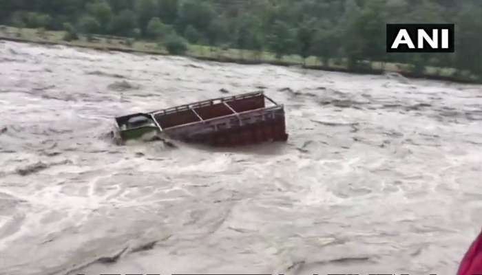 VIDEO:हिमाचल प्रदेशात जलप्रलय; डोळ्यांदेखत ट्रक आणि बसेस गेल्या वाहून
