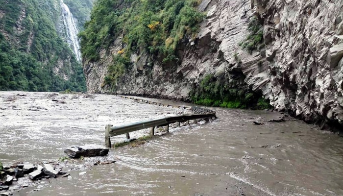 चंबामध्ये ८०० शाळकरी विद्यार्थी पुरामुळे अडकले