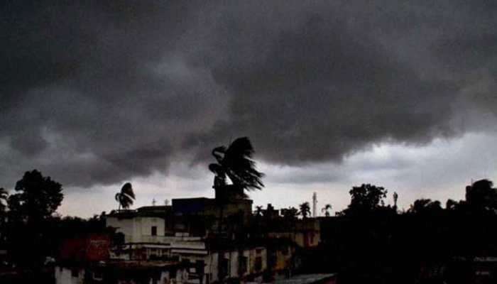 मुंबईत मेघगर्जनेसह मुसळधार पाऊस; चाकरमन्यांची तारांबळ