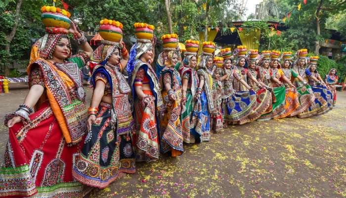 घटस्थापना : भक्तांनी फुलली आदिमायेची शक्तीपीठं, बाजारात गर्दी