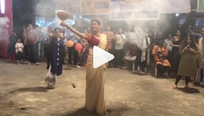 VIDEO : दुर्गापूजेदरम्यान सुष्मिताने सादर केला 'हा' पारंपरिक नृत्यप्रकार