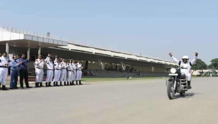 हॅन्डल न पकडता बाईक १४३ किमी पळवली, बीएसएफ जवानाचा रेकॉर्ड 