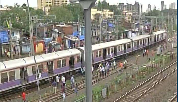 मुंबईत रेल्वे रुळाला खेटूनचं झोपड्या, अमृतसर दुर्घटनेची पुनरावृत्ती होण्याची भीती