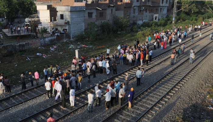 ट्रेनची धडक बसण्यापूर्वी वडिलांनी लहान मुलाला हवेत फेकले अन्....