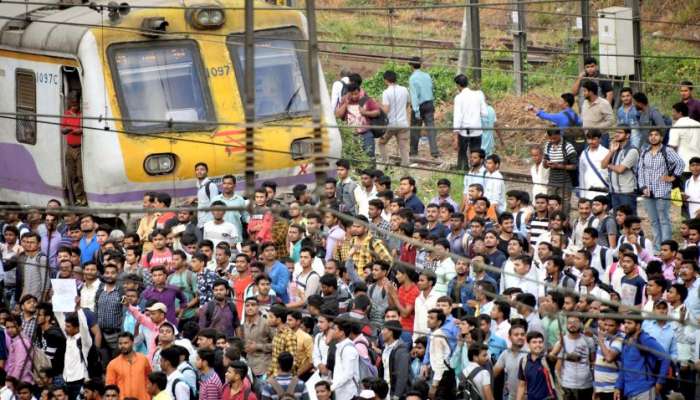 किरकोळ वादातून युवकाला लोकलमधून खाली ढकललं