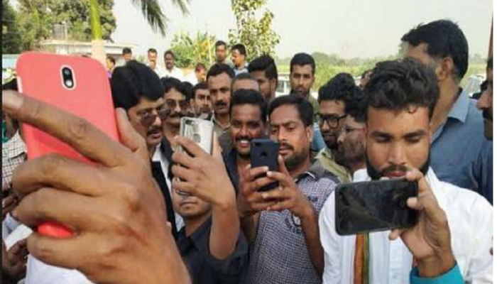धक्कादायक! माजी मंत्र्यांच्या अंत्यसंस्कारात सेल्फी काढण्यासाठी लोकांचा गोंधळ