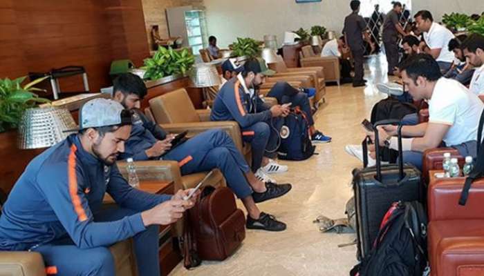 विमानतळावर भारतीय खेळाडू गेम खेळण्यात व्यस्त ... पण बुमराह मात्र....
