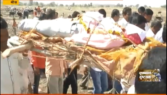 शेतकऱ्यांचं धरणात आंदोलन, अधिकाऱ्यांची काढली अंत्ययात्रा