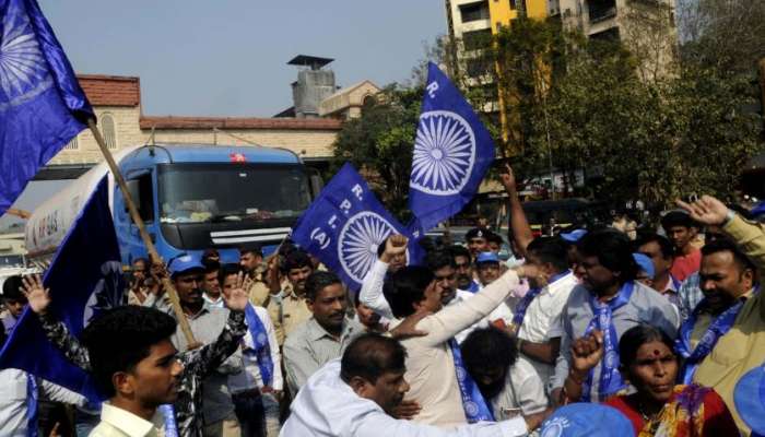 आठवलेंना मारहाणीनंतर कार्यकर्ते संतप्त, आरपीआयची आज &#039;महाराष्ट्र बंद&#039;ची हाक