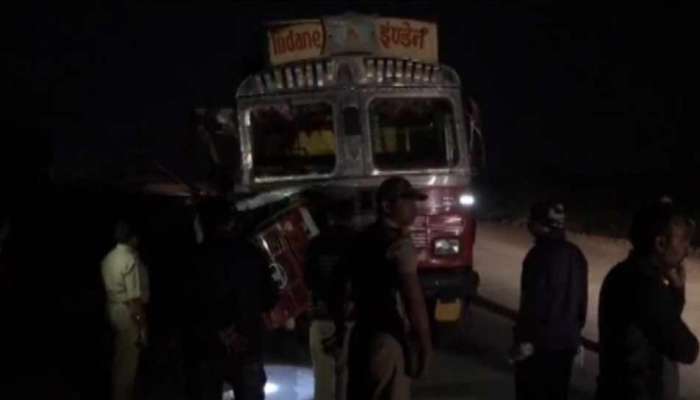 'साक्षगंध' आटोपून निघालेल्या गाडीचा अपघात, एकाच कुटुंबातील नऊ जण जागीच ठार