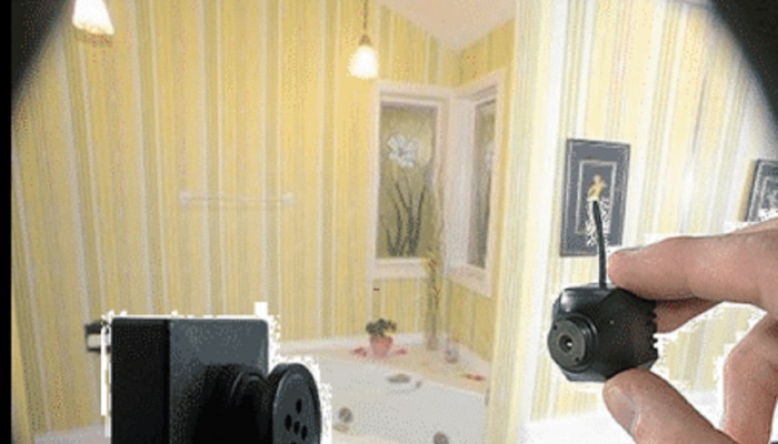 पेईंग गेस्ट तरुणींच्या खोलीत घर मालकाने लावला छुपा कॅमेरा