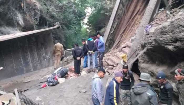 ११५ वर्ष जुना पूल कोसळला, दोन जण ठार