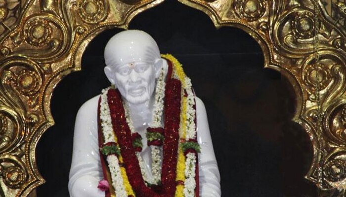 शिर्डीच्या वेशीवरच पालखीवर हल्ला, महिलांचे दागिने लंपास शिर्डीच्या वेशीवरच पालखीवर हल्ला, महिलांचे दागिने लंपास