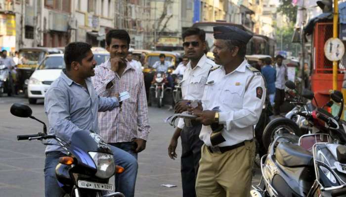 हेल्मेट सक्ती विरोधात पुणेकरांची विना हेल्मेट रॅली 