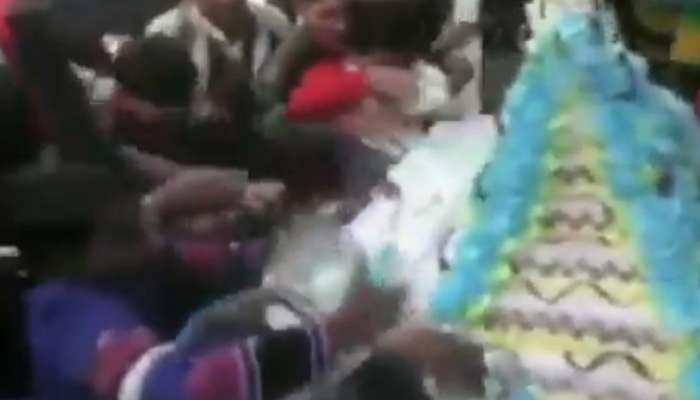 VIDEO: अरारा खतरनाक.... मायवतींच्या वाढदिवसाच्या केकवर लोक तुटून पडतात तेव्हा...