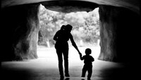 स्थूलतेमुळे मुलांना मिठी मारता येत नसल्याचं लक्षात येताच आईने उचललं 'हे' पाऊल 