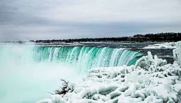 फोटोंमधून पाहा, बर्फानं आच्छादलेला Niagara Falls