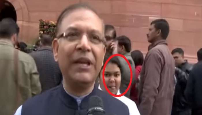Budget 2019 VIDEO : मंत्र्यांना फोटोबॉम्ब करणारी &#039;ती&#039; मुलगी सोशल मीडियावर चर्चेत