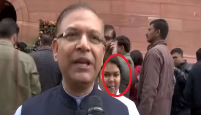 Budget 2019 VIDEO : मंत्र्यांना फोटोबॉम्ब करणारी 'ती' मुलगी सोशल मीडियावर चर्चेत