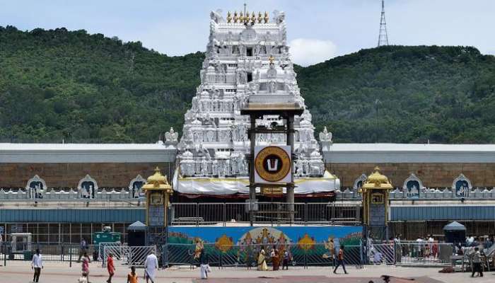 तिरुपतीच्या मंदिरातील तीन मौल्यवान मुकुट चोरीला