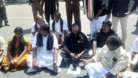 राज्यपाल किरण बेदींच्या घराबाहेर मुख्यमंत्र्यांचे धरणे आंदोलन