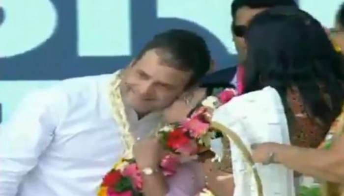 VIDEO:... अन् तिने सगळ्यांदेखत राहुल गांधींना किस केलं