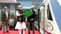 पंतप्रधान मोदींनीtrain 18 pm modi launched indi 'वंदे भारत एक्सप्रेस'ला हिरवा झेंडा 