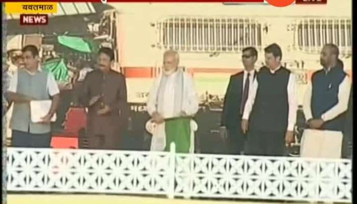  Yavatmal PM Narendra Modi Inaugurate And Flag Off By Waving Green Flag To Humsafar Express Train