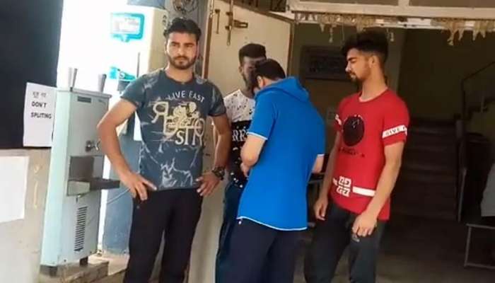 VIDEO:युवासेनेच्या कार्यकर्त्यांकडून काश्मिरी विद्यार्थ्यांना मारहाण