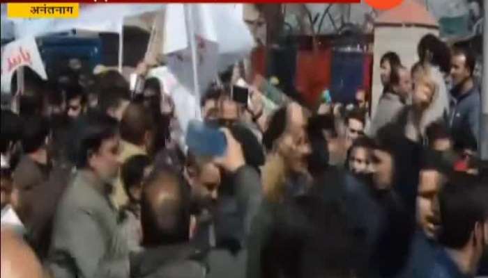 Jammu Kashmir Anantnag Mehbooba Mufti Leads Protest Against Centre_s Ban On Jamaat e- Islami