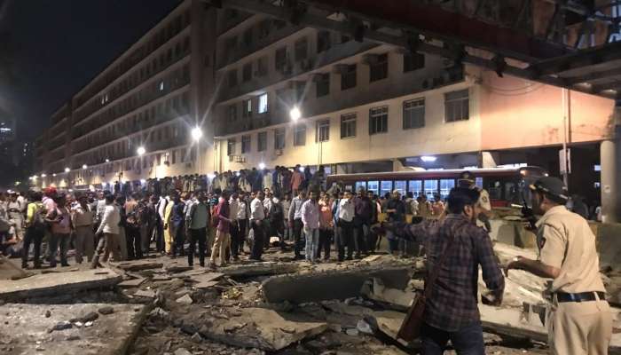 मुंबईत मोठी दुर्घटना, सीएसएमटी येथील पादचारी पूल कोसळला