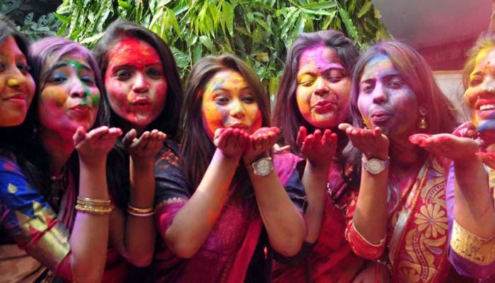 Holi 2019: रंगांपासून स्कीन आणि केसांचं संरक्षण करण्यासाठी काही टीप्स