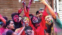मुंबईत रंगाचा बेरंग; १२ जखमी, थंडाईतून दोघांना विषबाधा 