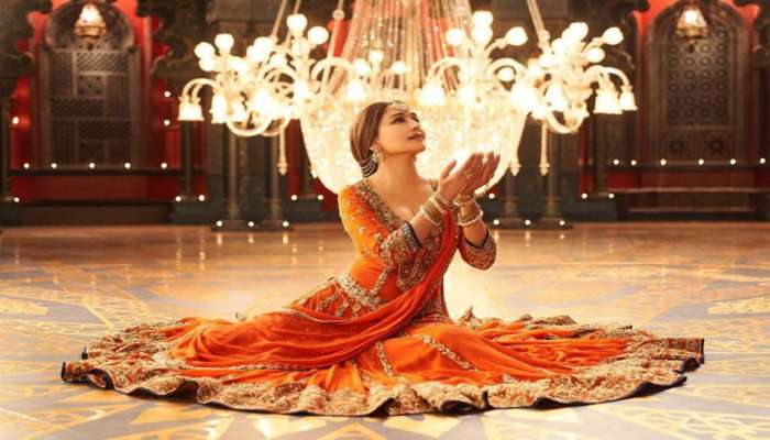 Kalank : 'तबाह हो गये....' म्हणणाऱ्या माधुरीचा दिलखेचक अंदाज 