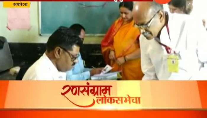 Akola BJP Candidate Sanjay Dhotre Casts His Vote With Family