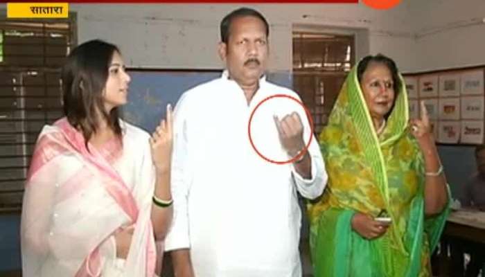 Satara Udayanraje Bhsole Shown Wrong Voting Finger To Media Purposefully